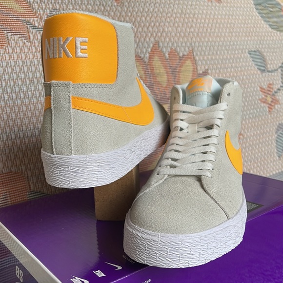 Nike Men’s SB Zoom Blazer Mid
Summit White/Summit White/Laser Orange
Skate Shoes - Picture 9 of 16